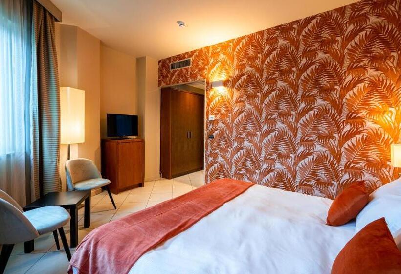 חדר סופריור, Parisi