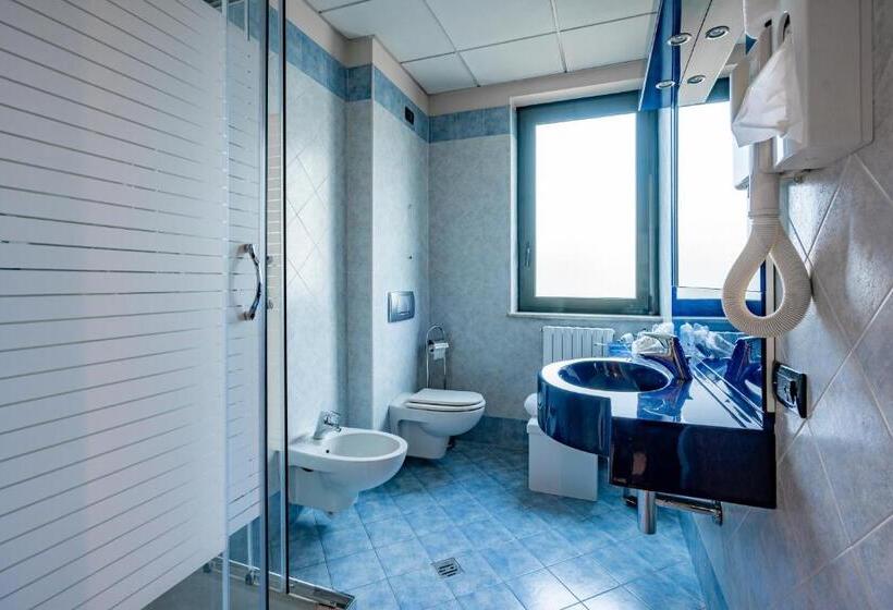 חדר סופריור יחיד, Parisi