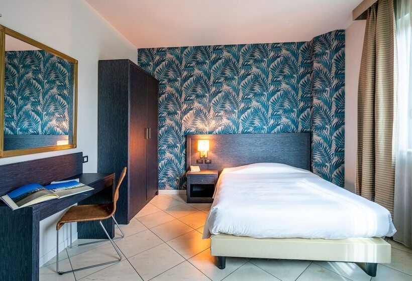 חדר סטנדרט יחיד, Parisi