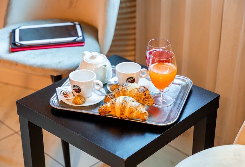 חדר סטנדרט יחיד, Parisi