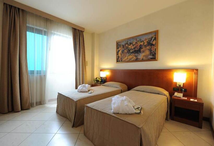 חדר סטנדרט, Parisi