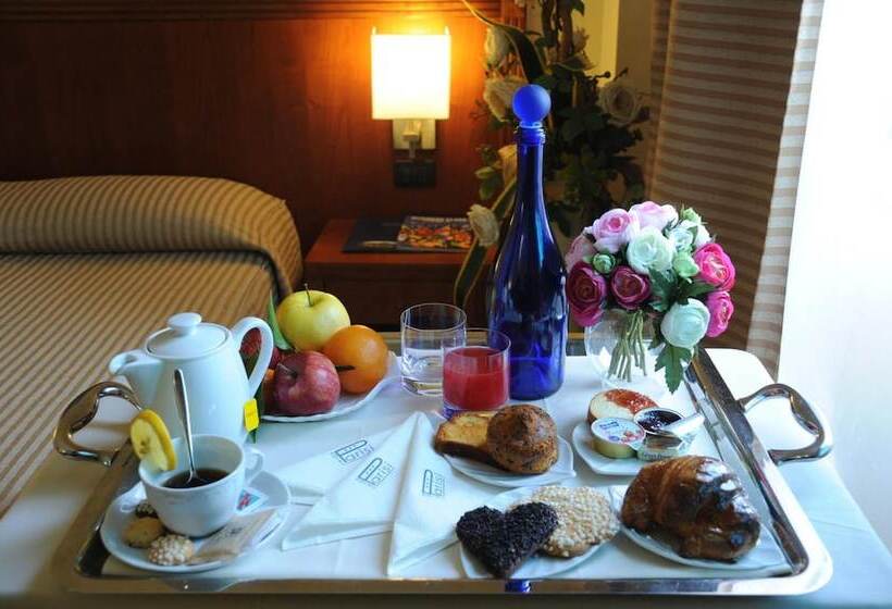 חדר סטנדרט, Parisi