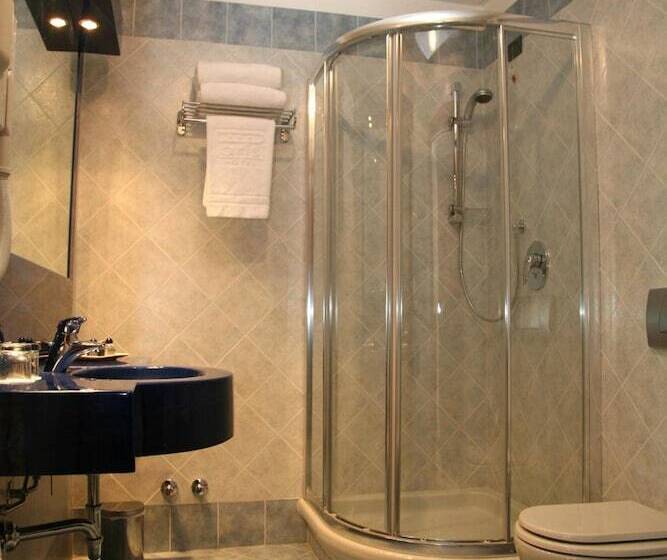 חדר סטנדרט, Parisi