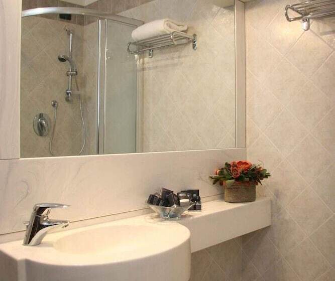 חדר סטנדרט, Parisi