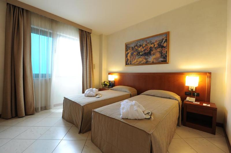 חדר סטנדרט, Parisi