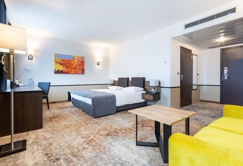 جناح جونيور, Qubus Hotel Kielce