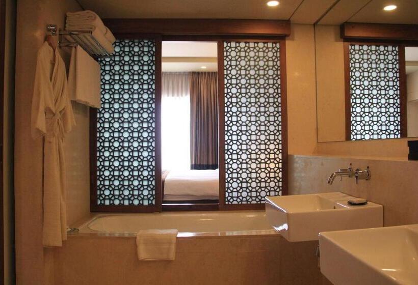 سوییت اجرایی, Radisson Blu Dhaka Water Garden