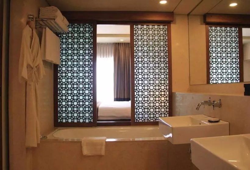 سوییت, Radisson Blu Dhaka Water Garden