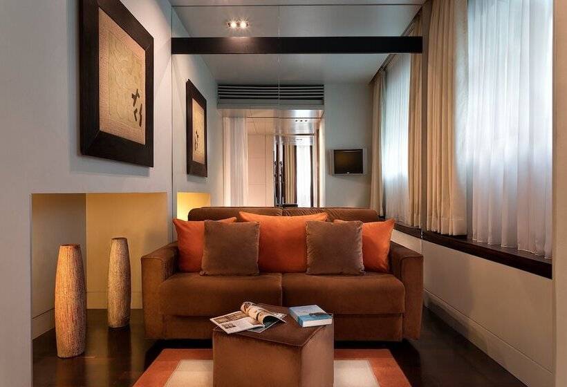 小型套房, Sina The Gray