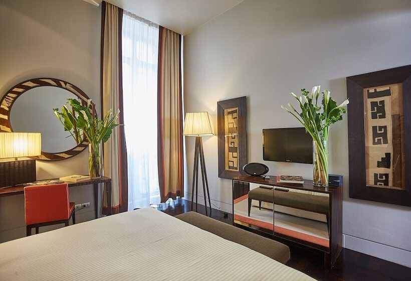 小型套房, Sina The Gray