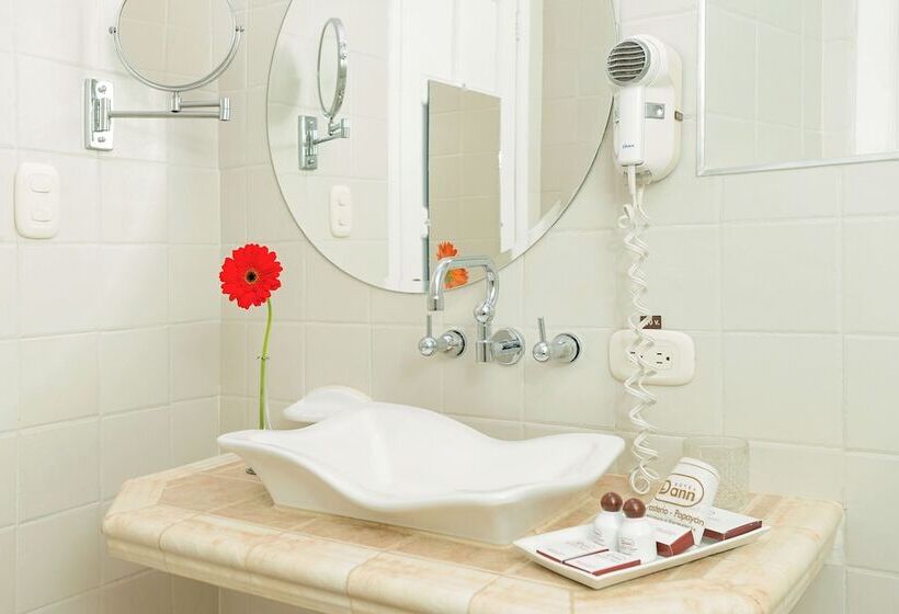 标准三人间, Dann Monasterio