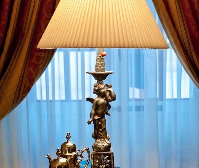 标准三人间, Dann Monasterio