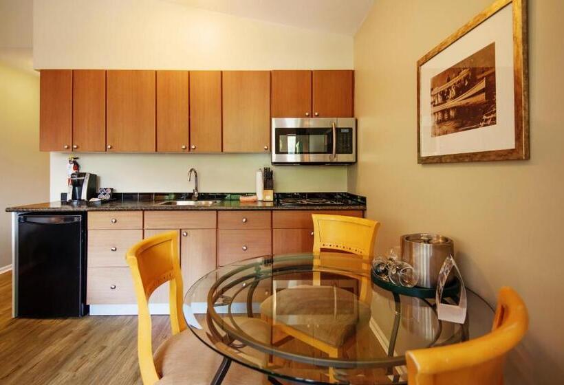 带河湖景观的轻年套房, Harrison Beach