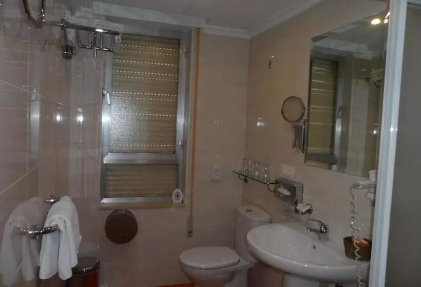 3-Bett-Standardzimmer, Hostal Coruña