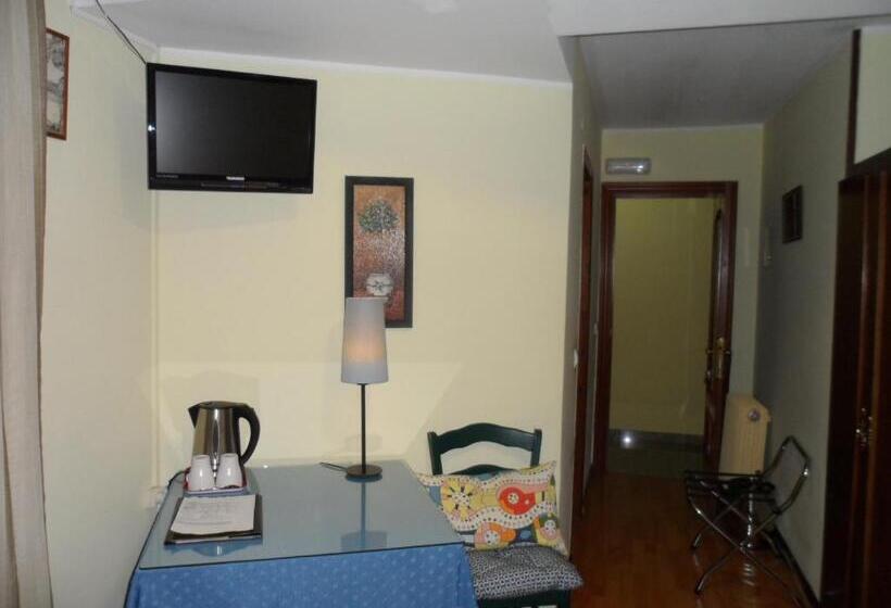 스탠다드 트리플 룸, Hostal Coruña