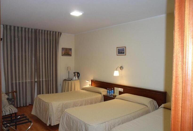 스탠다드 트리플 룸, Hostal Coruña