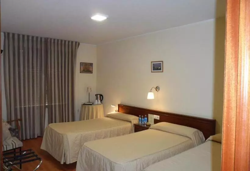 3-Bett-Standardzimmer, Hostal Coruña