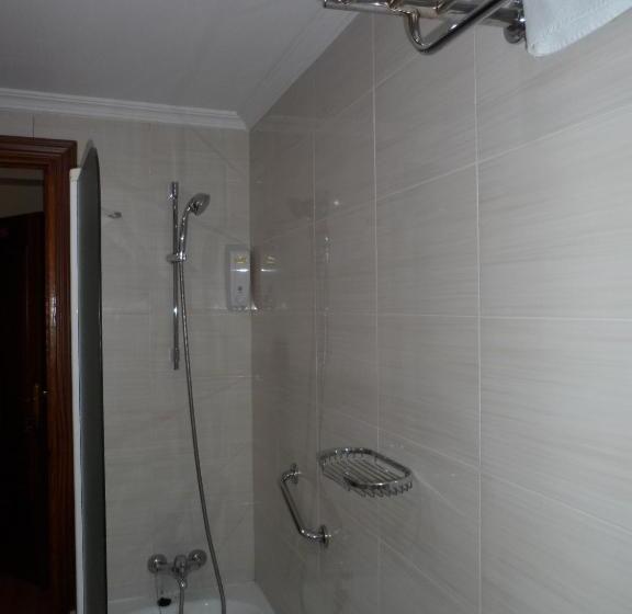 스탠다드 트리플 룸, Hostal Coruña