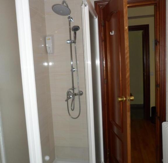 스탠다드 트리플 룸, Hostal Coruña