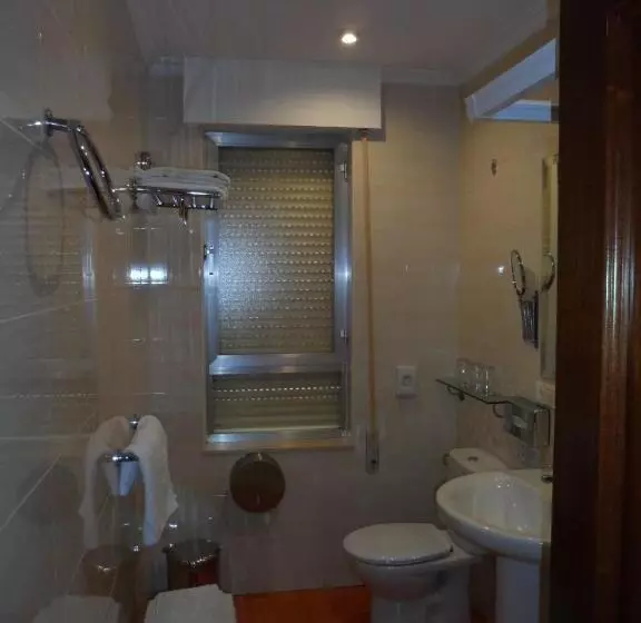 3-Bett-Standardzimmer, Hostal Coruña
