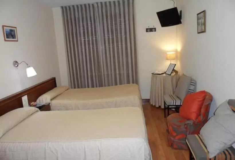 3-Bett-Standardzimmer, Hostal Coruña