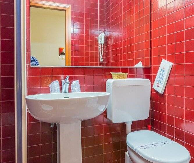 标准三人间, Adria