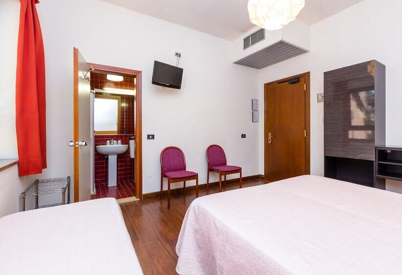 标准三人间, Adria