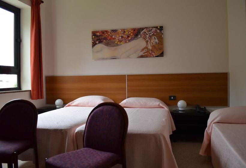 标准三人间, Adria