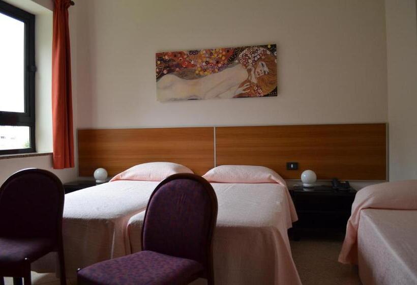 标准三人间, Adria