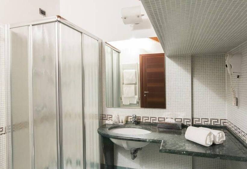 غرفة قياسية ثلاثية, Country Hotel Castelbarco