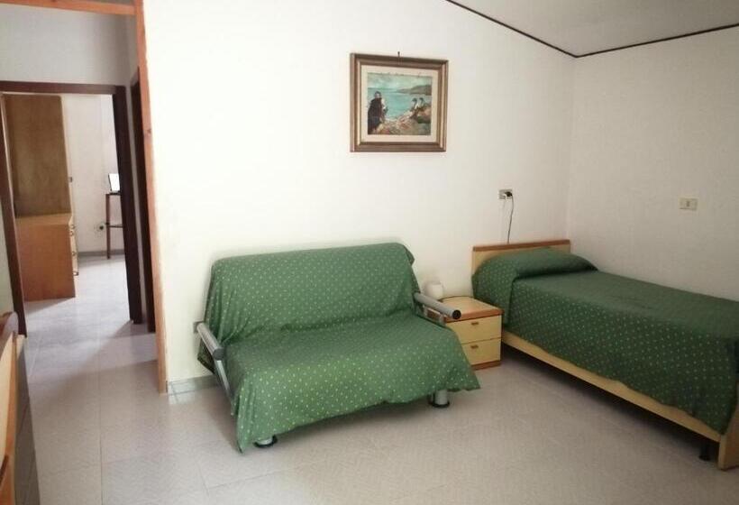 דירת שלושה חדרים, Holiday Residence