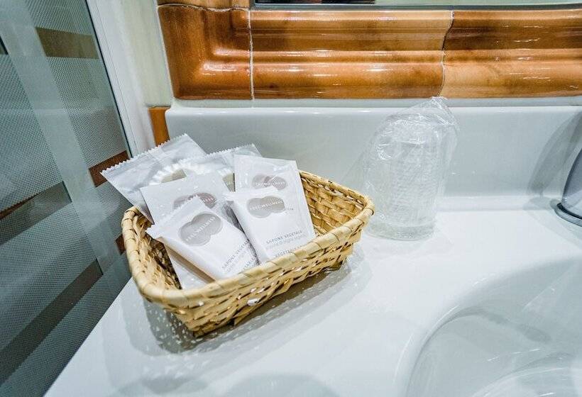 اتاق استاندارد سه نفره, Lucrezia Borgia