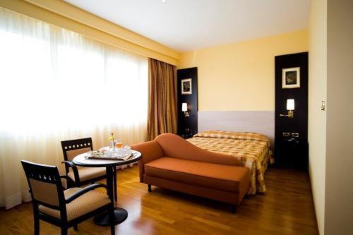 高级大房间, Marconi