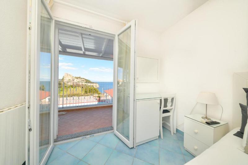 غرفة قياسية مطلّة علي البحر, Parco Cartaromana