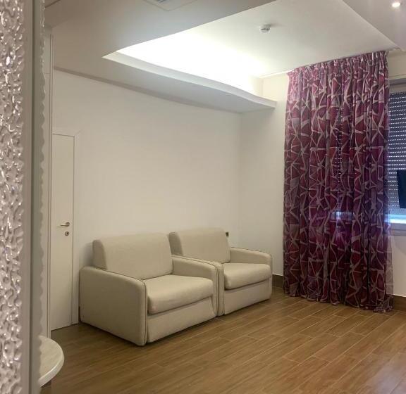 اتاق راحتی سه تخته, Royal Plaza