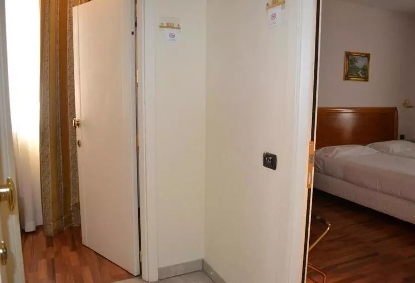 اتاق خانوادگی, Tricolore