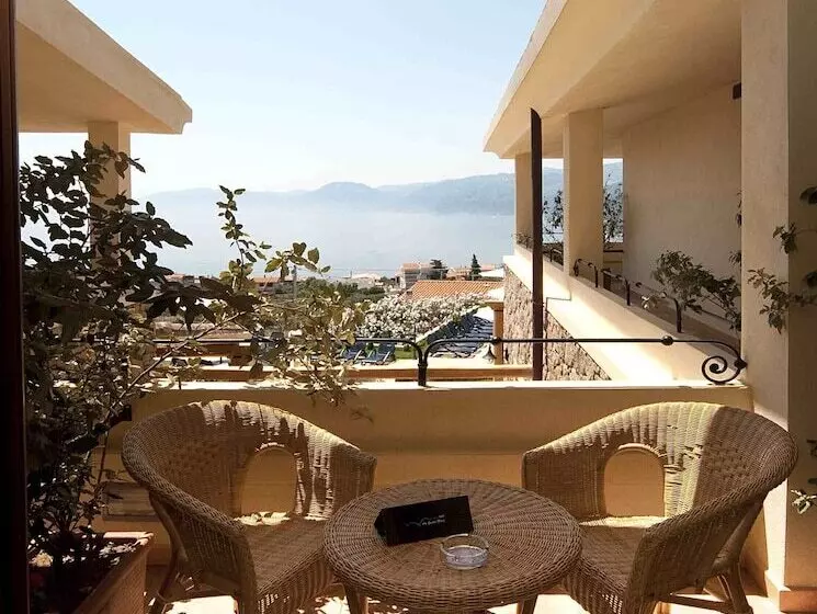 Deluxe Kolmen Hengen Huone, Villa Gustui Maris