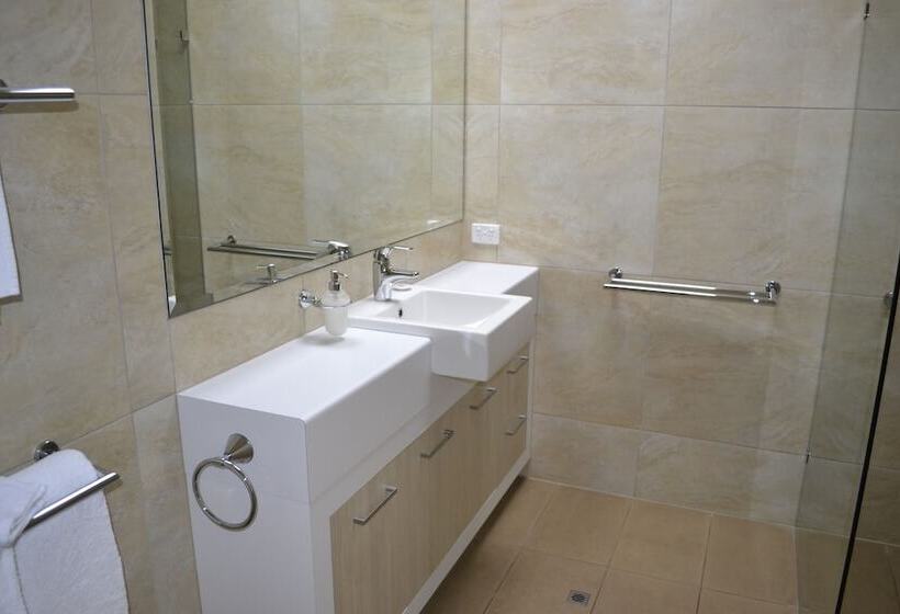 Люкс, Captain S At The Bay