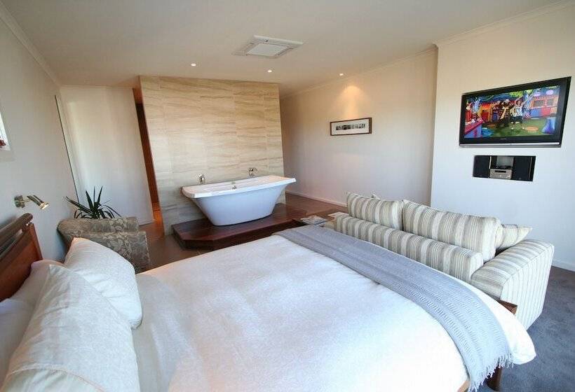 Люкс, Captain S At The Bay