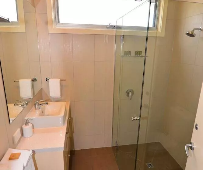 3 Bedroom Suite, Captain S At The Bay