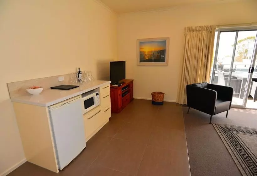 3 Bedroom Suite, Captain S At The Bay
