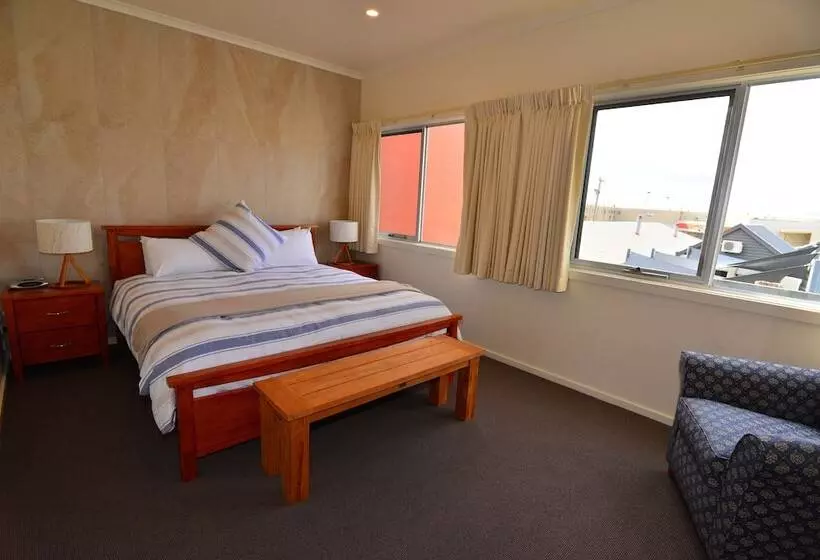 3 Bedroom Suite, Captain S At The Bay