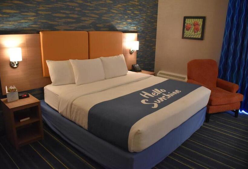 适合残疾人士使用的带超级大床的标准间, Days Inn By Wyndham Wayne