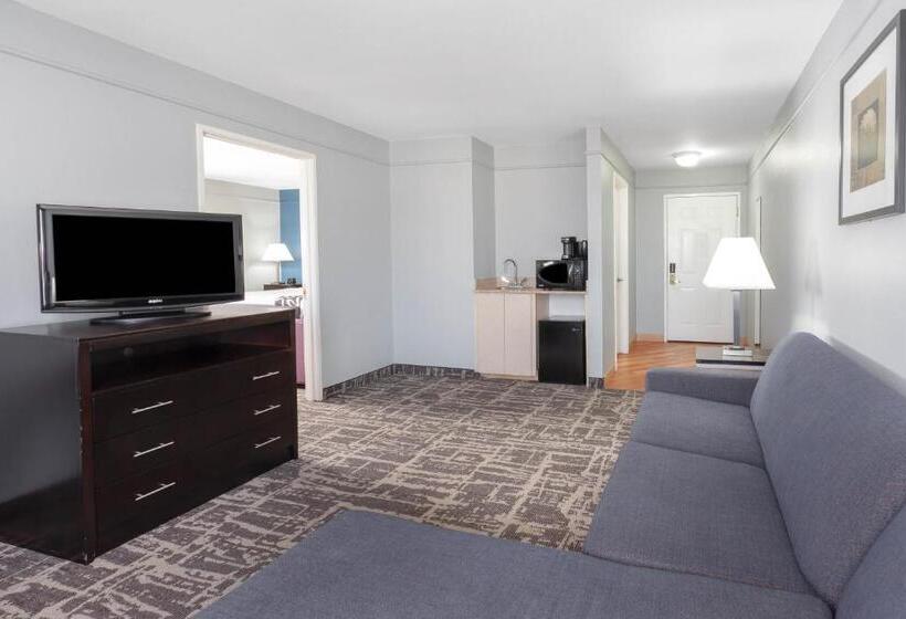 מיטת קינג בסוויטה, La Quinta By Wyndham Kerrville