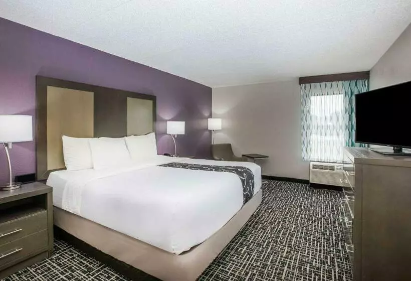 キングサイズベッドのスタンダードルーム, La Quinta Inn By Wyndham Davenport & Conference Center