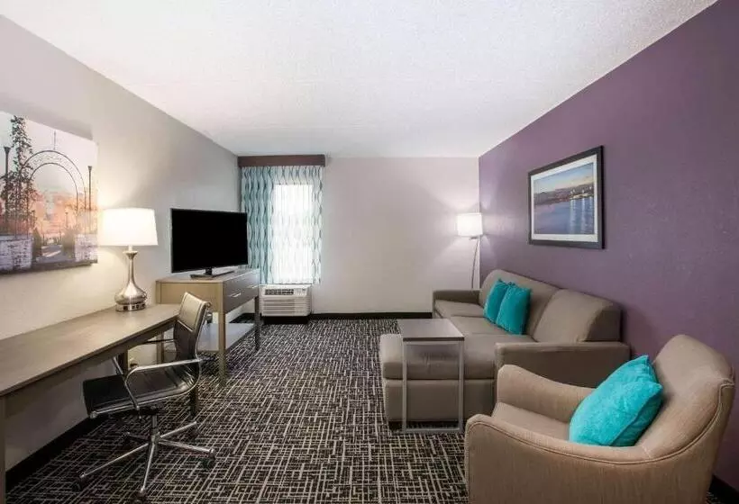 キングサイズベッドのデラックススイート, La Quinta Inn By Wyndham Davenport & Conference Center