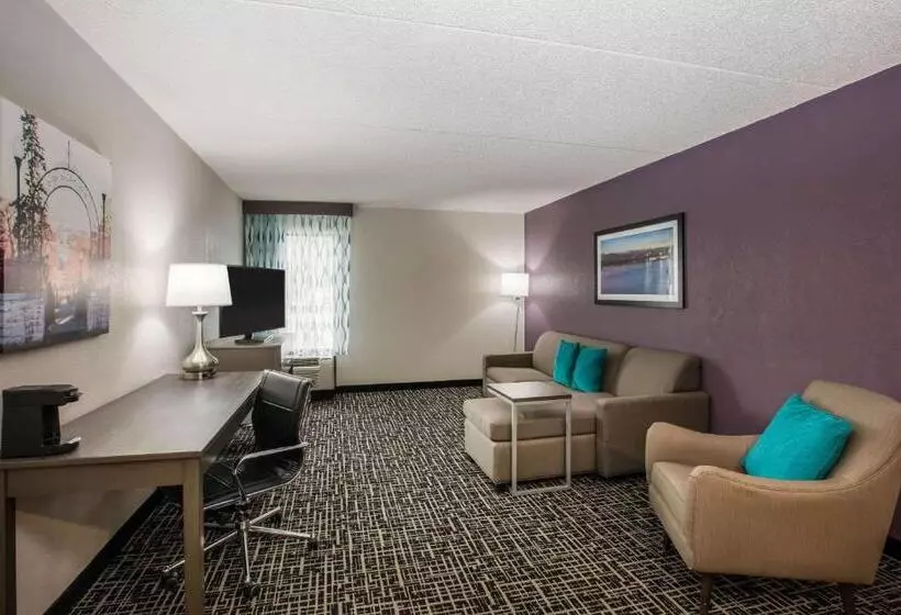 キングサイズベッドのデラックススイート, La Quinta Inn By Wyndham Davenport & Conference Center