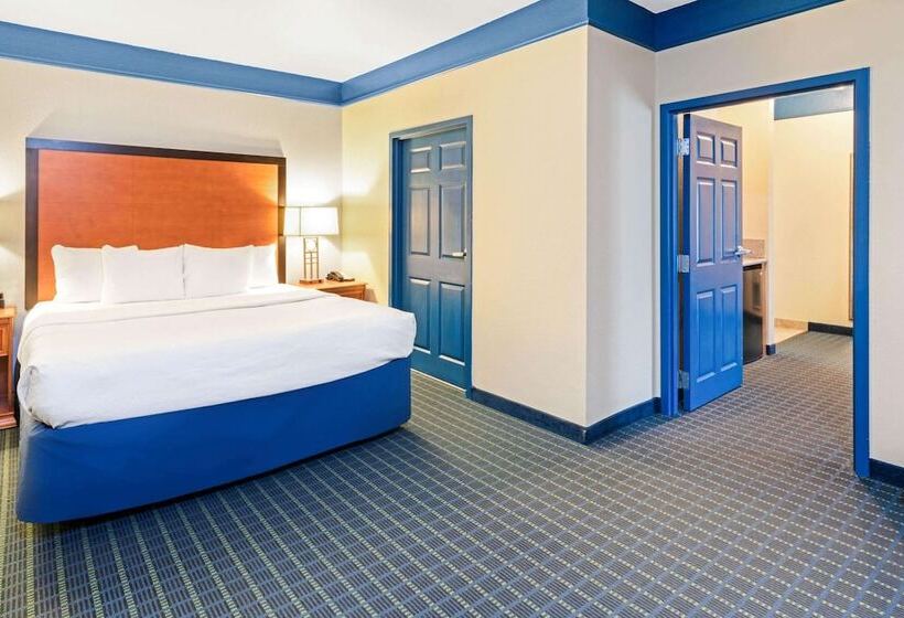 Люкс Кровать Кинг, La Quinta By Wyndham Shawnee