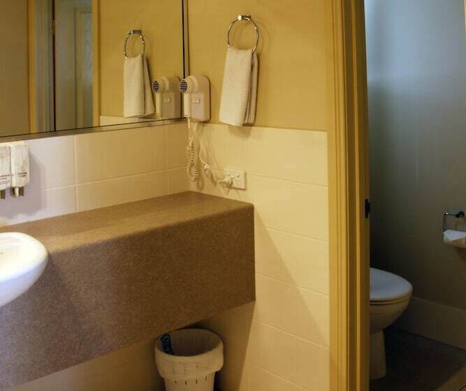 Семейный Номер, Pittsworth Motor Inn