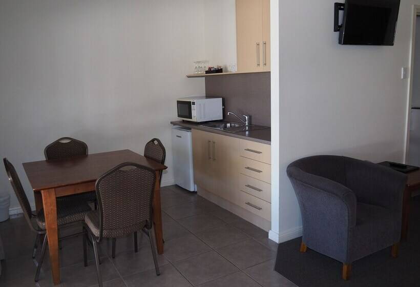 패밀리 스위트, Pittsworth Motor Inn